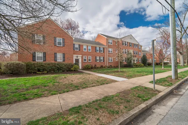 $300,000 | 1303 Belle View Boulevard, Unit B1, Alexandria, VA 22307