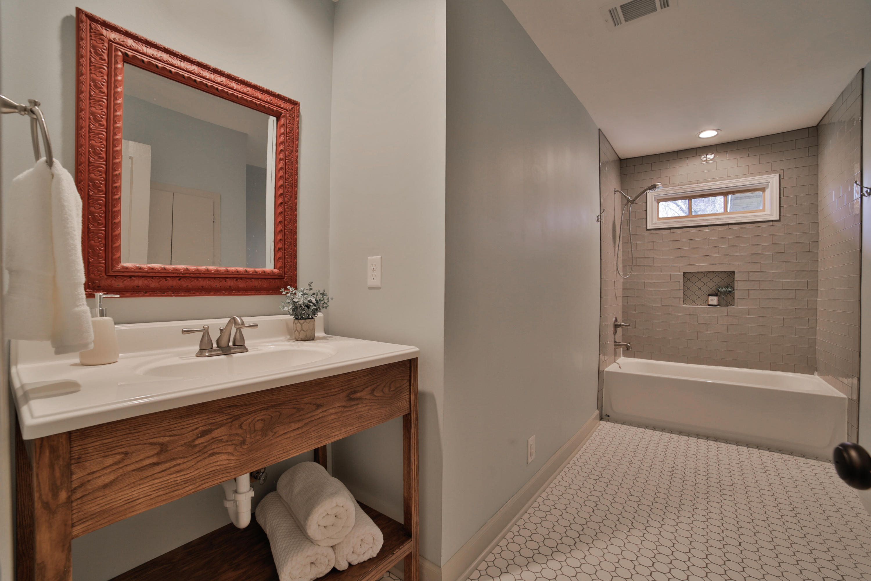 5817 North Park Road Hixson, TN 37343 - Photo 25 of 42 Guest bath main floor
