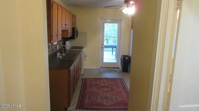 $1,250 | 906 10th Street, Unit B, Port Royal, SC 29935