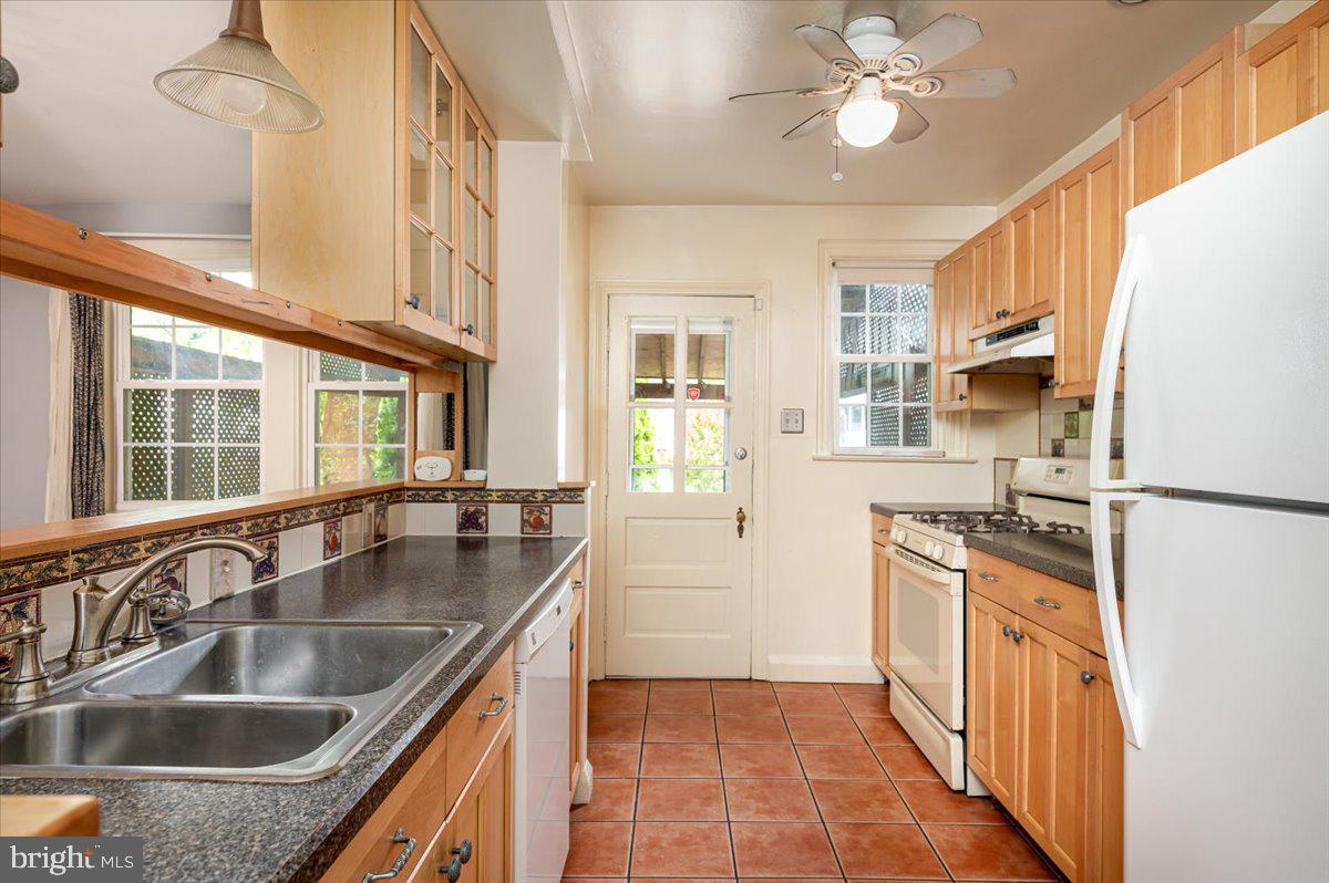 222 Ridge Avenue Baltimore, MD 21286 - Photo 11 of 26 Kitchen leads to great outdoor deck