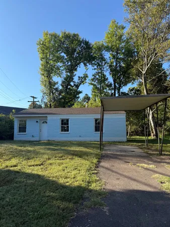 a view of a house with a yard