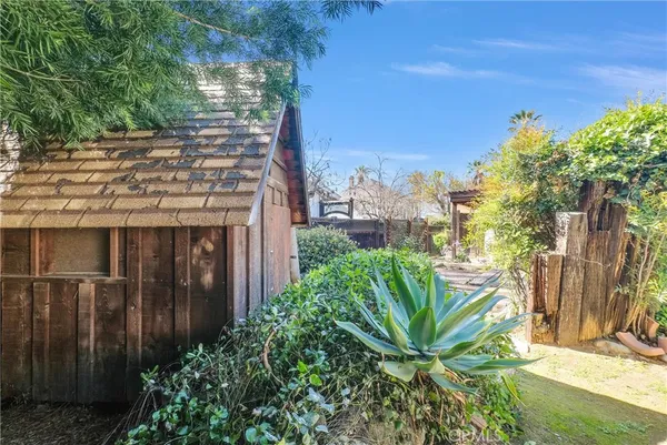 a view of a backyard