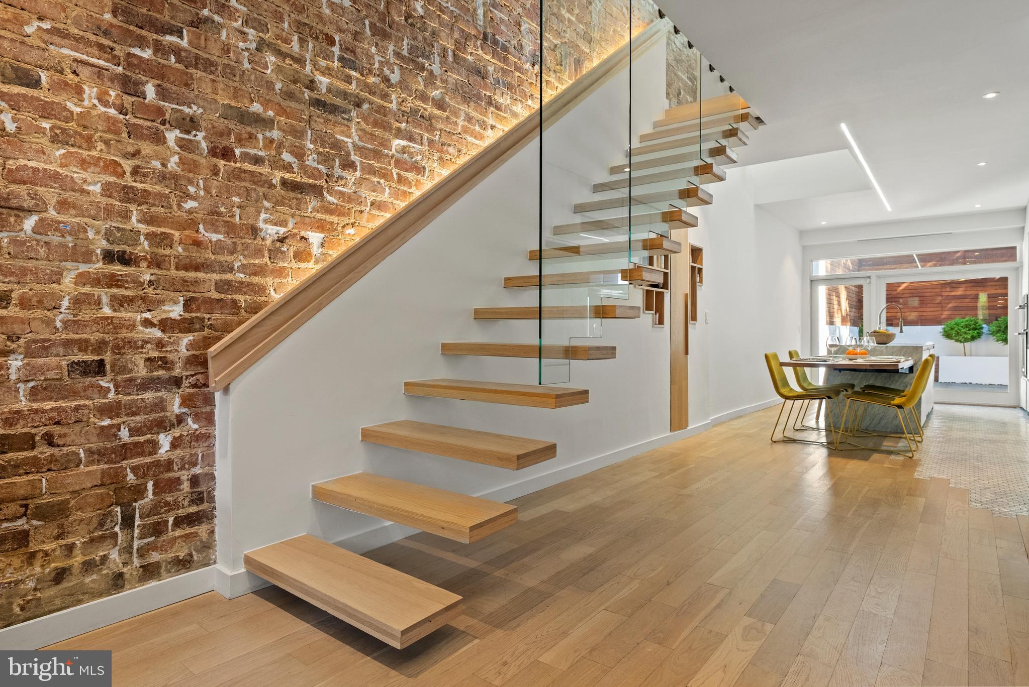 1670 Kalorama Road Northwest Washington, DC 20009 - Photo 5 of 36 Floating staircase
