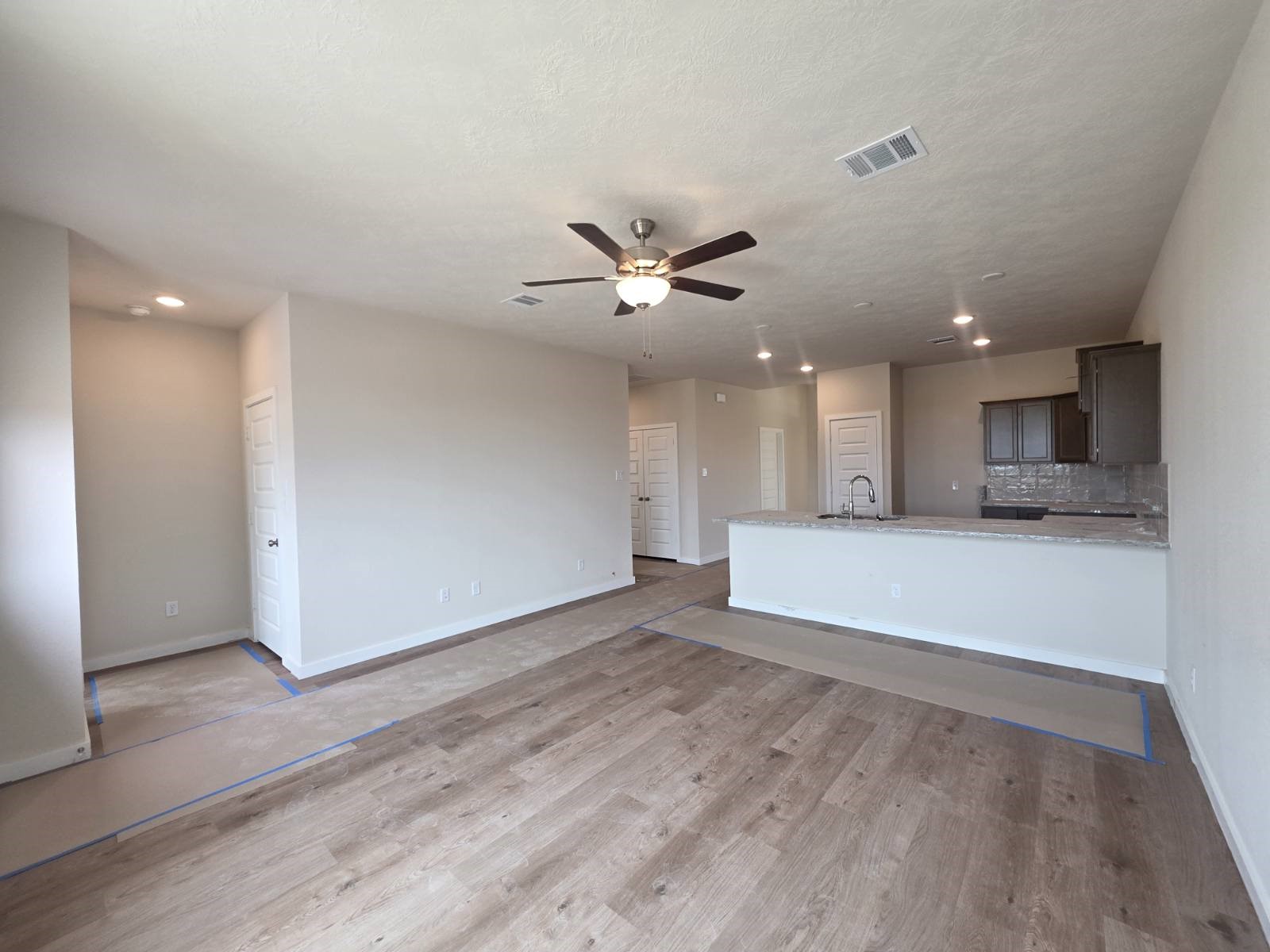 1498 Lk Rdg Drive Brenham, TX 77833 - Photo 6 of 14 a view of a livingroom with a kitchen counter tops and a stove top oven