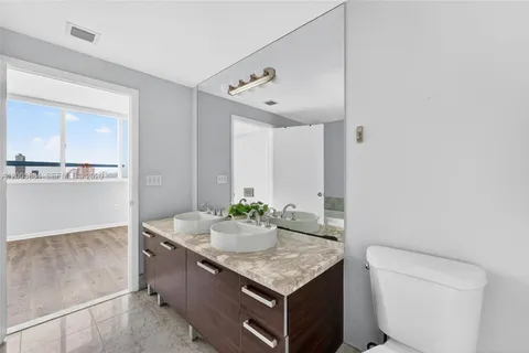 $800,000 | 244 Biscayne Boulevard, Unit 3702, Miami, FL 33132
