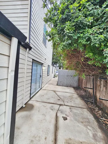 a view of back yard of the house