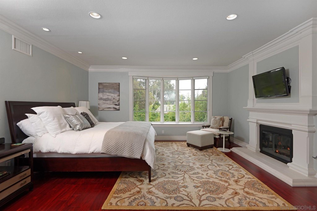 9624 Claiborne Square La Jolla, CA 92037 - Photo 14 of 19