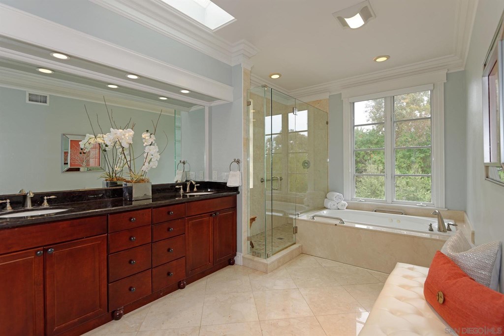 9624 Claiborne Square La Jolla, CA 92037 - Photo 15 of 19