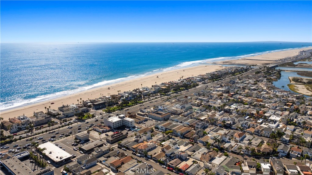 203 Cedar Street, Unit A & B Newport Beach, CA 92663 - Photo 29 of 32 a view of an ocean and beach