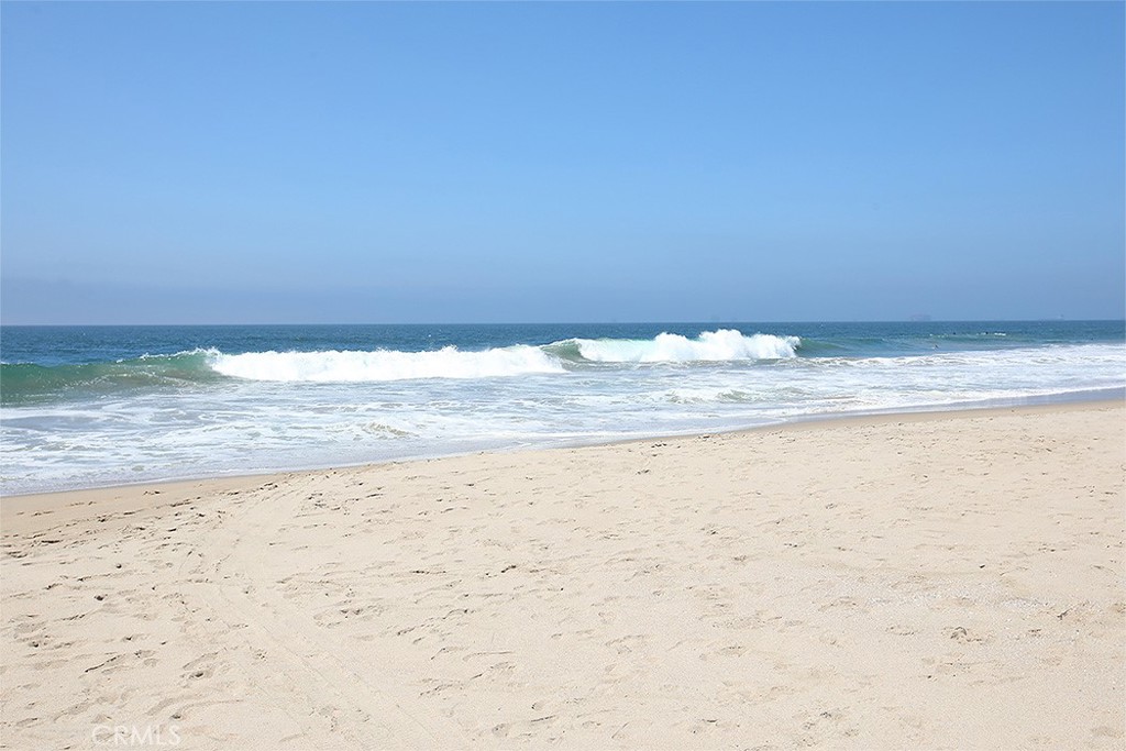 203 Cedar Street, Unit A & B Newport Beach, CA 92663 - Photo 32 of 32 a view of empty room with beach