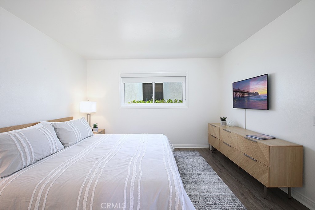203 Cedar Street, Unit A & B Newport Beach, CA 92663 - Photo 8 of 32 a bedroom with a bed and a flat screen tv