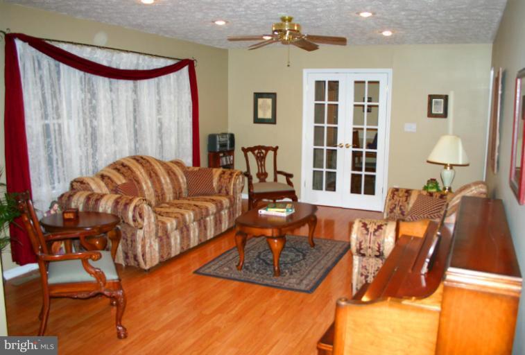 5735 Long Meadow Road Middletown, VA 22645 - Photo 3 of 29 Living Room