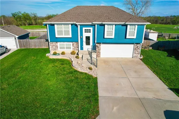 $299,900 | 105 Lisa Avenue, Lathrop, MO 64465