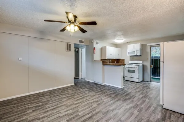 $1,200 | 2213 Capri Drive, Unit 105, Fort Worth, TX 76114