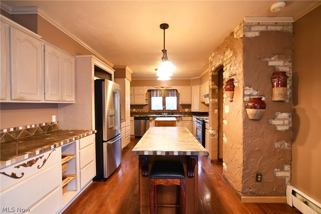 4386 Reimer Road Barberton, OH 44203 - Photo 6 of 35 Huge kitchen has hardwood floor, 2 islands, and a spacious eating area