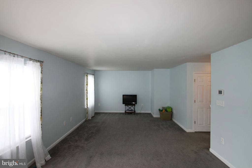 636 Kings Grant Road Culpeper, VA 22701 - Photo 8 of 27 Living Room