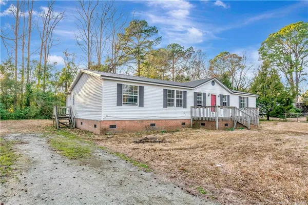 a view of a house with backyard
