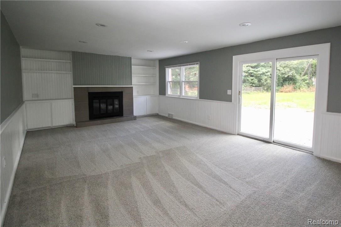 2275 Highfield Road Waterford, MI 48329 - Photo 10 of 29 HUGE family room for entertaining