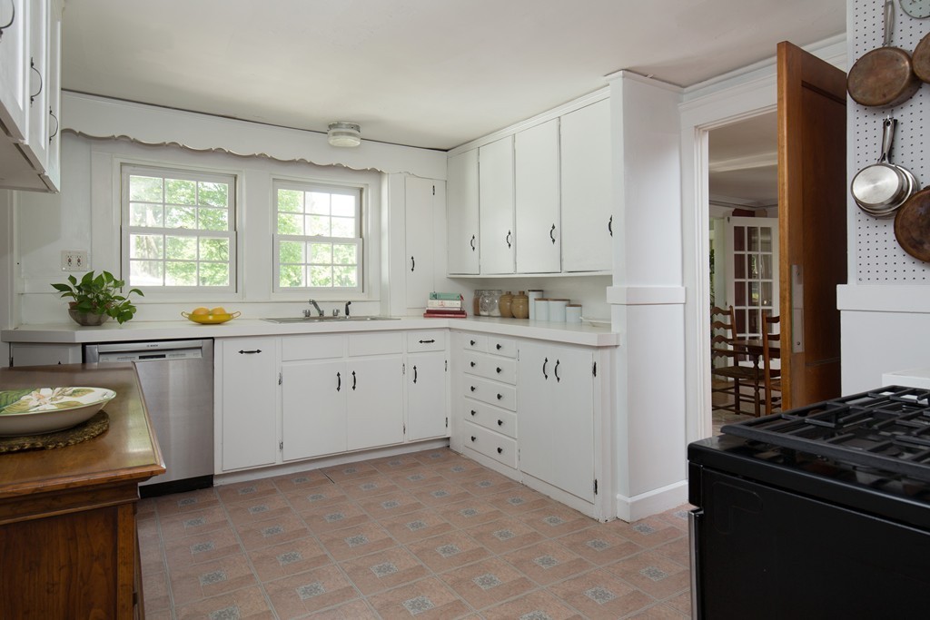 84 Webcowet Road, Unit 1 Arlington, MA 02474 - Photo 4 of 11 Gallery Image 4