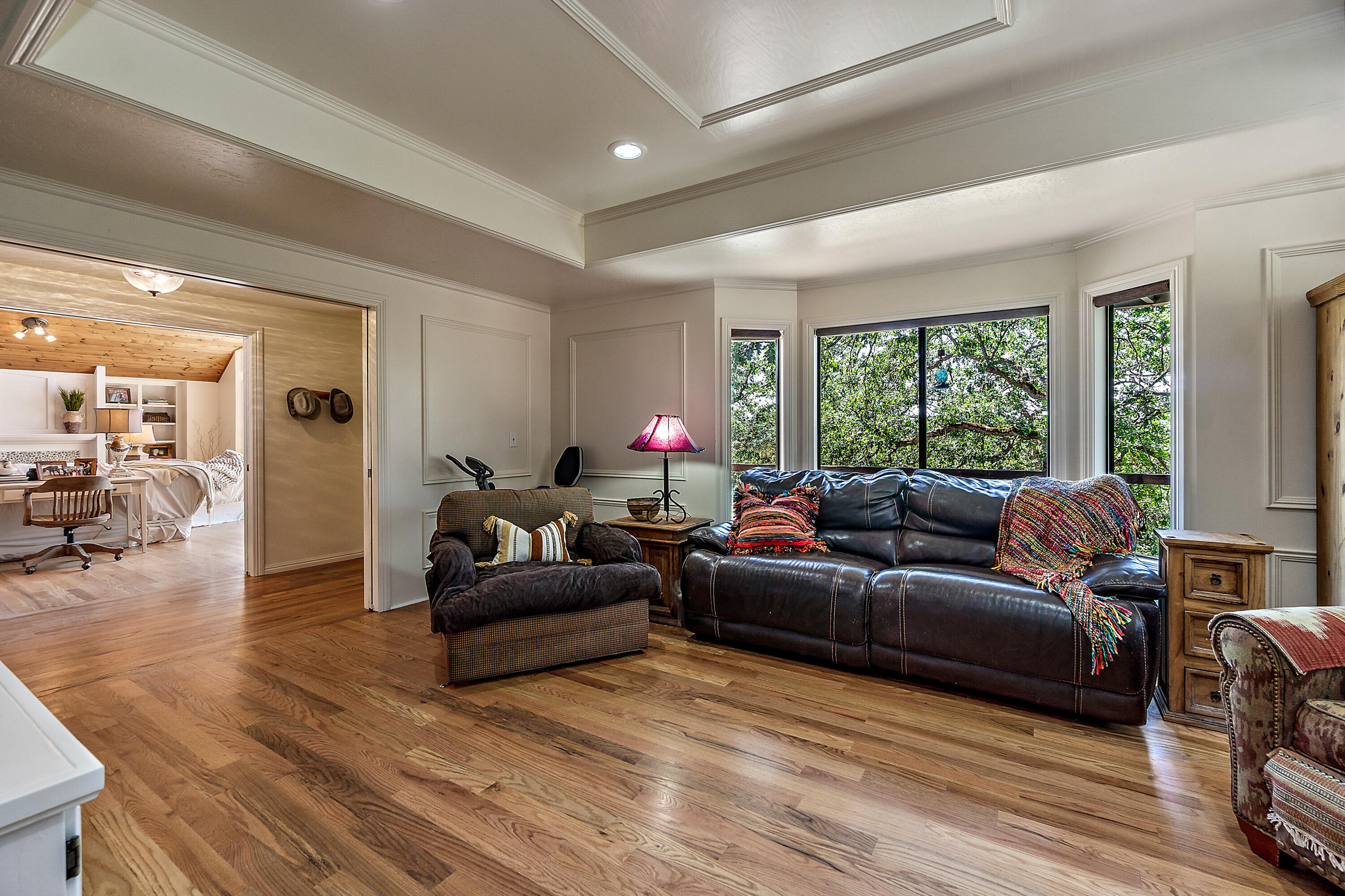3000 Meridian Road Eagle Point, OR 97524 - Photo 33 of 53 a living room with furniture and a large window