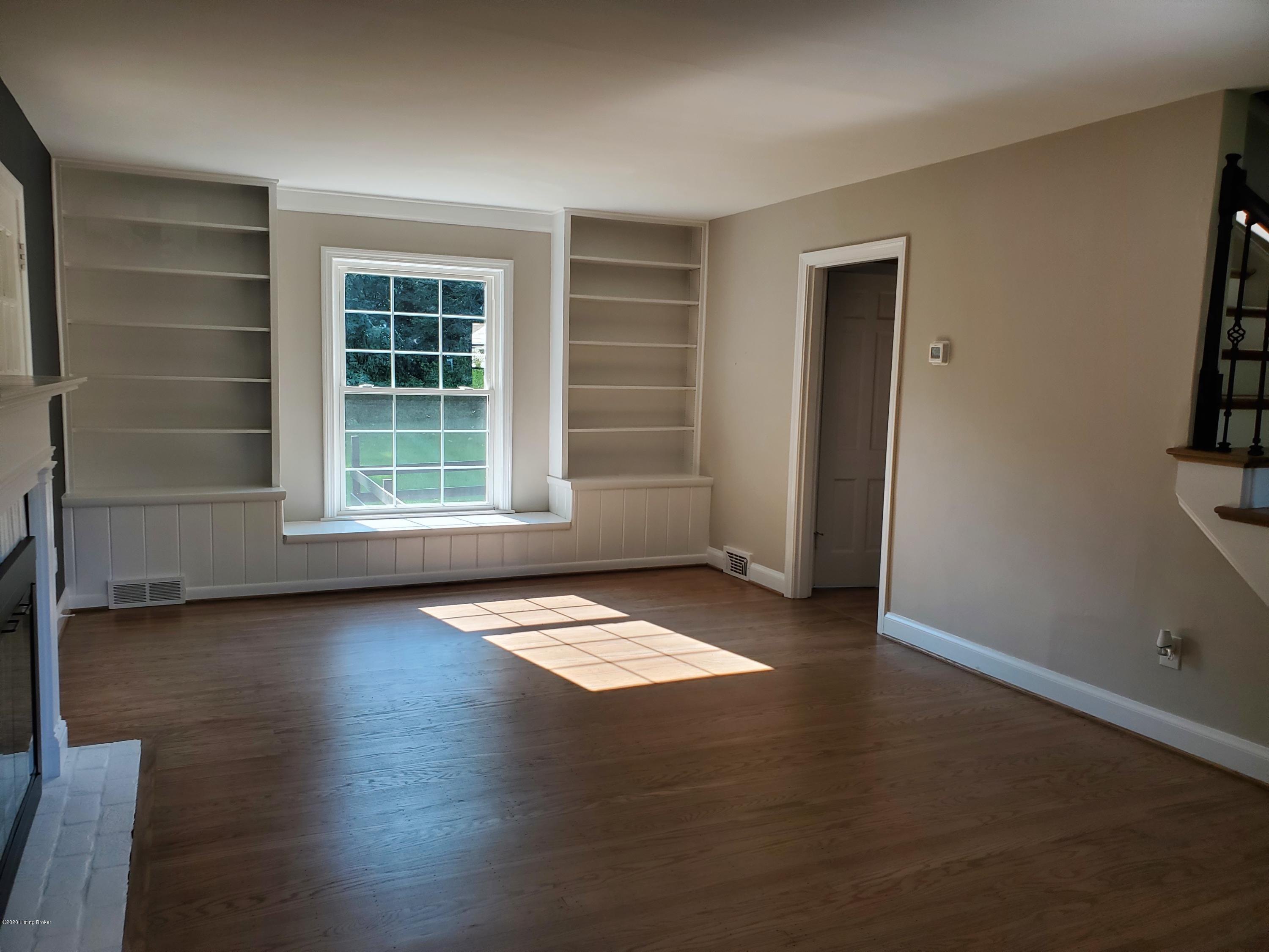 302 Old Farm Road Louisville, KY 40207 - Photo 10 of 33 Living Room