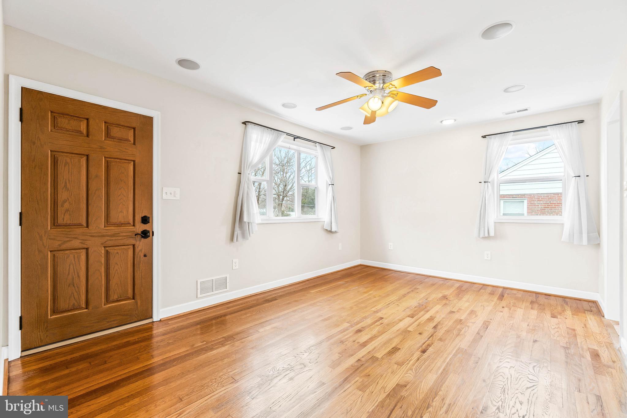 11521 Mapleview Drive Silver Spring, MD 20902 - Photo 4 of 44 Living Room