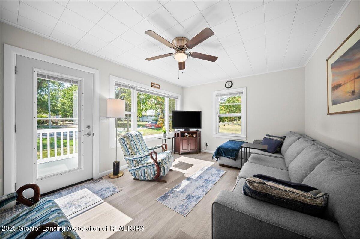 1132 West Valley Road Lansing, MI 48906 - Photo 6 of 26 Living Room