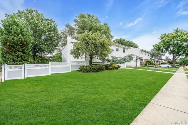 $879,999 | 34 Julliard Drive, Plainview, NY 11803