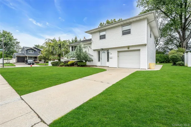 $879,999 | 34 Julliard Drive, Plainview, NY 11803