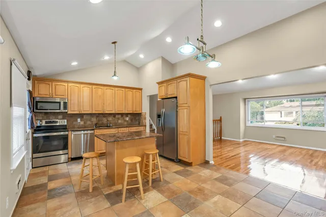 $879,999 | 34 Julliard Drive, Plainview, NY 11803