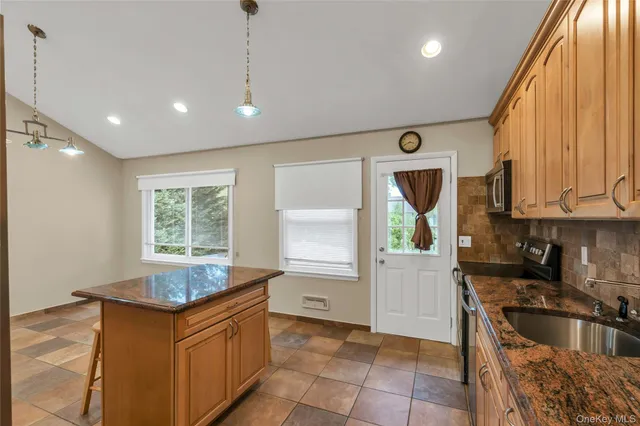 $879,999 | 34 Julliard Drive, Plainview, NY 11803