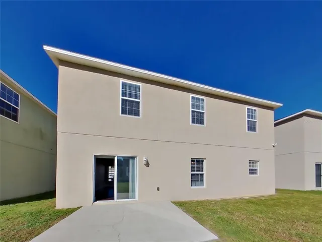 a view of a house with backyard