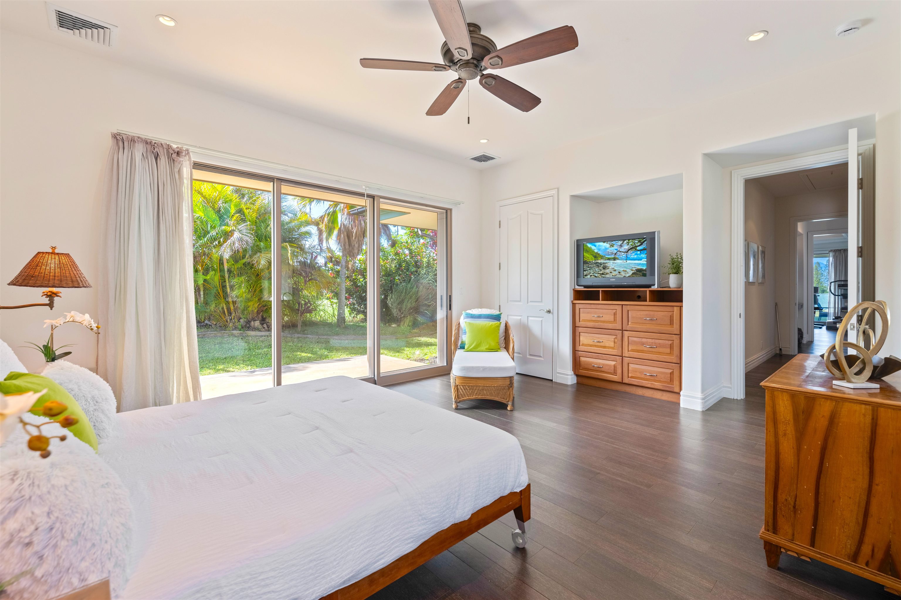 232 Crestview Road Lahaina, HI 96761 - Photo 31 of 45 a bed room with a bed and a view