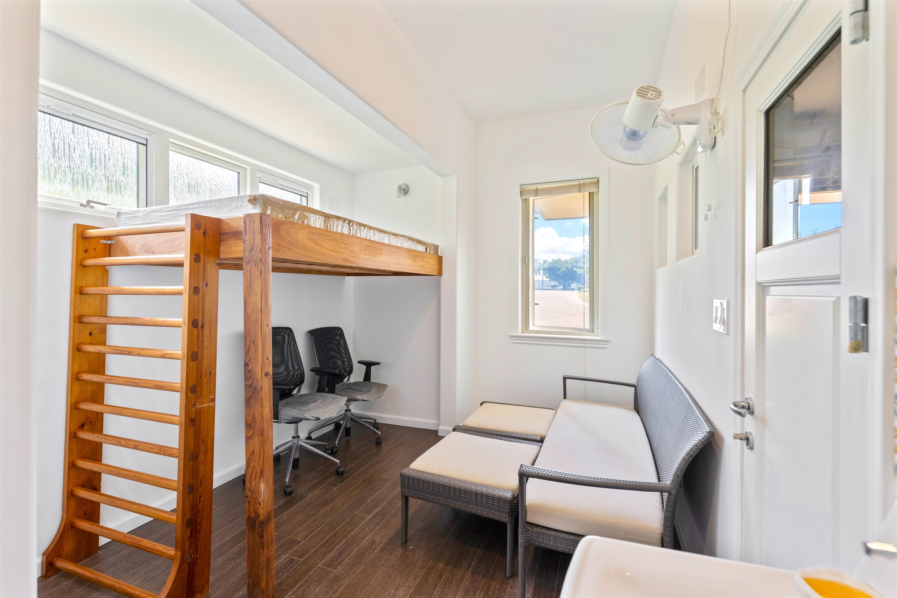 232 Crestview Road Lahaina, HI 96761 - Photo 41 of 45 a room with furniture and a window