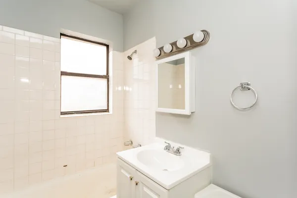 $1,400 | 6959 South Paxton Avenue, Unit 1A, Chicago, IL 60649