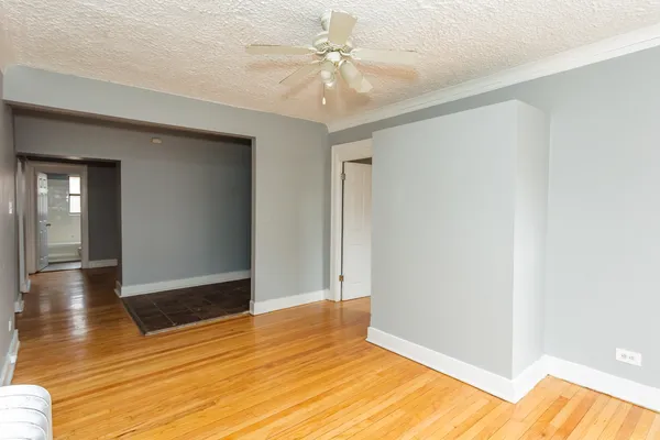 $1,400 | 6959 South Paxton Avenue, Unit 1A, Chicago, IL 60649