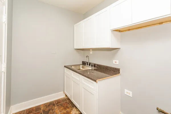 $1,400 | 6959 South Paxton Avenue, Unit 1A, Chicago, IL 60649