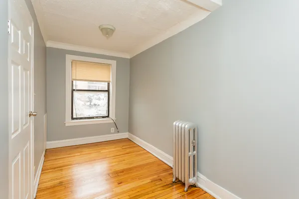 $1,400 | 6959 South Paxton Avenue, Unit 1A, Chicago, IL 60649