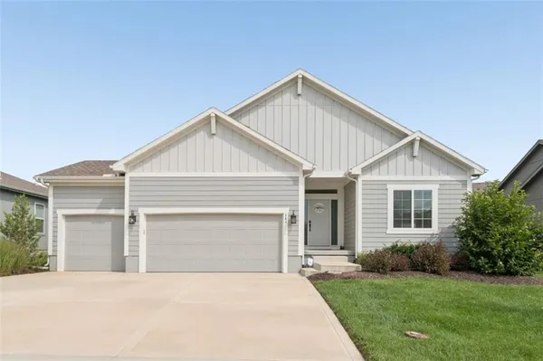 $490,000 | 141 Southeast Griffin Street, Blue Springs, MO 64064