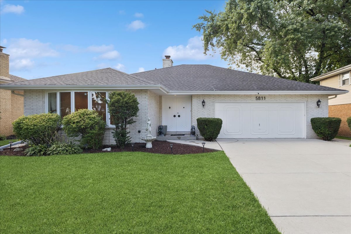 a view of a house with a yard