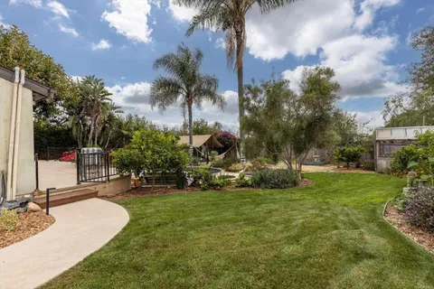 a view of a backyard