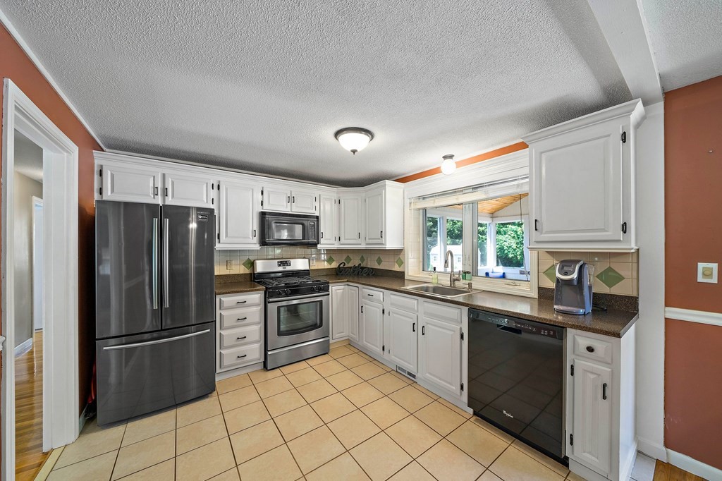 125 Plymouth Road Bellingham, MA 02019 - Photo 4 of 29 Gallery Image 4