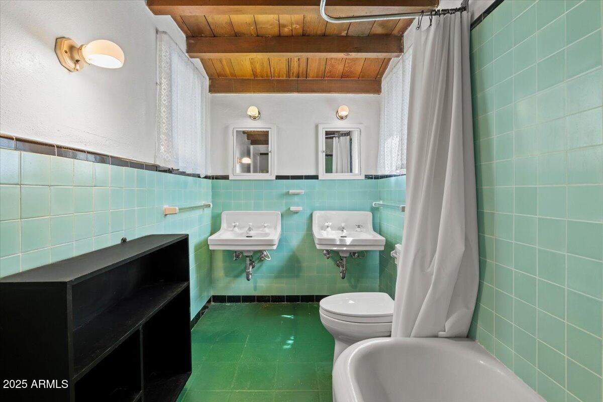 5702 East Camelback Road, Unit MEXICAN Phoenix, AZ 85251 - Photo 15 of 45 a bathroom with a toilet sink and mirror