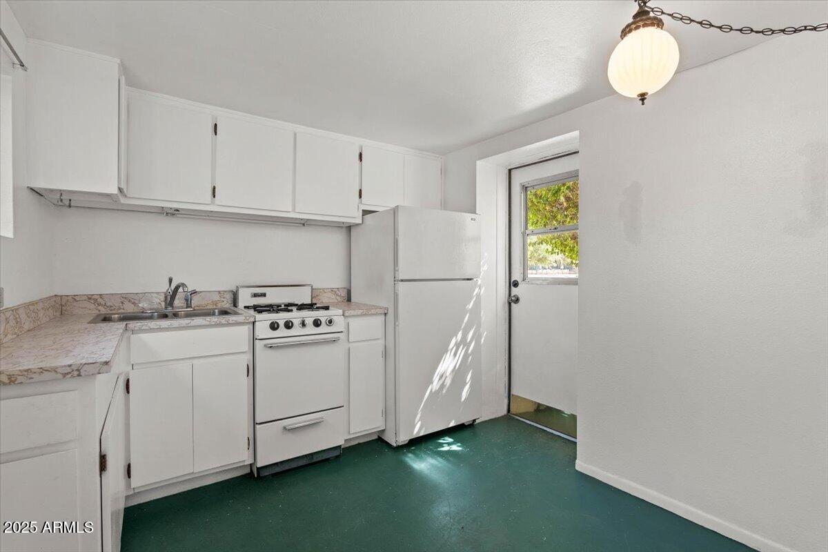 5702 East Camelback Road, Unit MEXICAN Phoenix, AZ 85251 - Photo 17 of 45 a kitchen with appliances cabinets and a sink