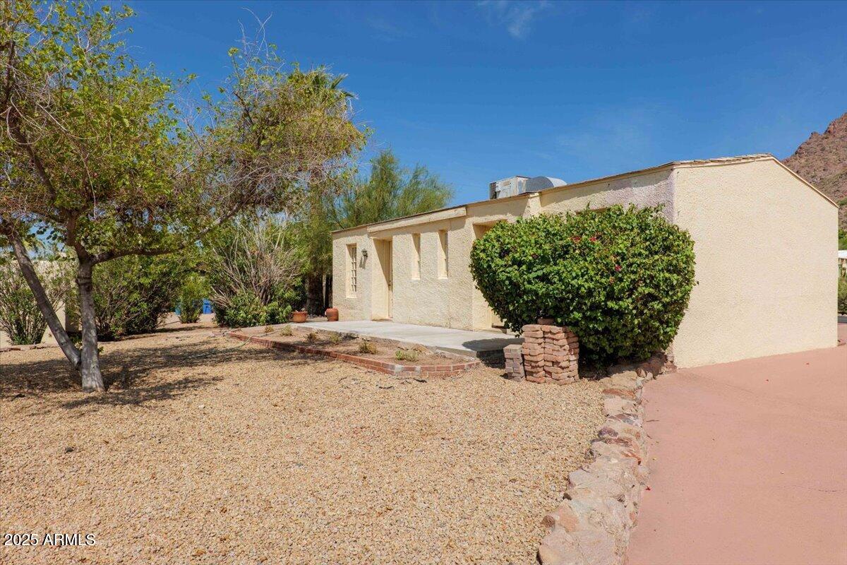 5702 East Camelback Road, Unit MEXICAN Phoenix, AZ 85251 - Photo 20 of 45 a view of a backyard of the house