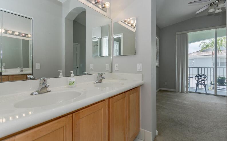 3019 Laurel Ridge Circle Riviera Beach, FL 33404 - Photo 3 of 12 Bath