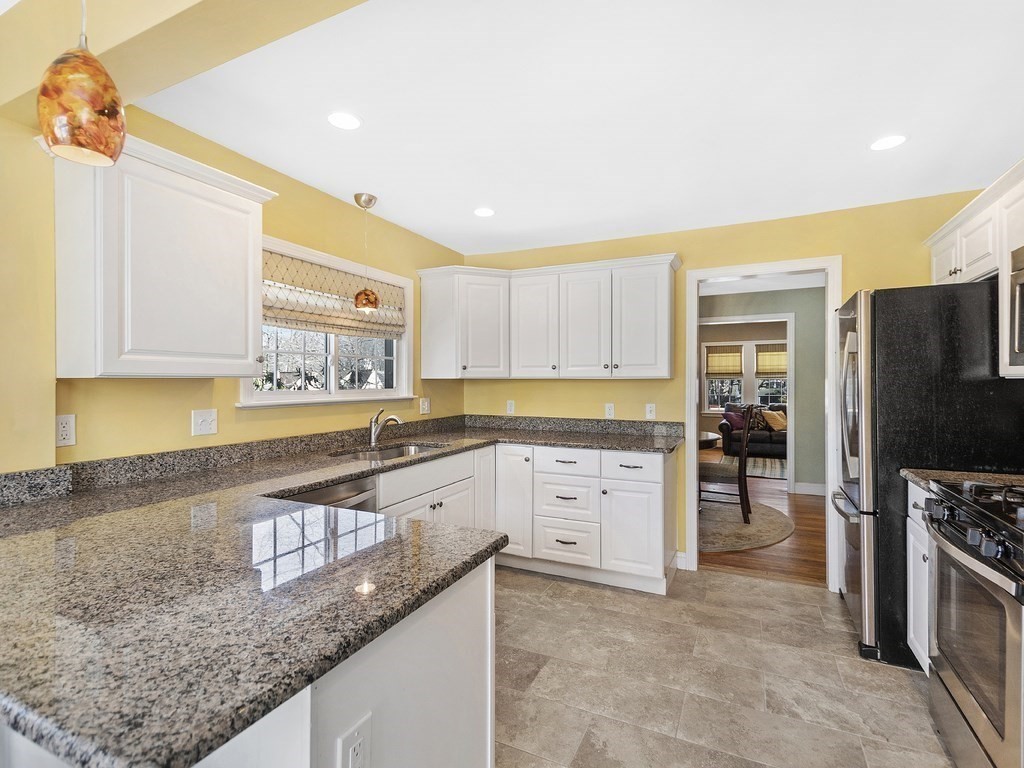 9 Hawthorne Road Waltham, MA 02451 - Photo 3 of 38 Gallery Image 3