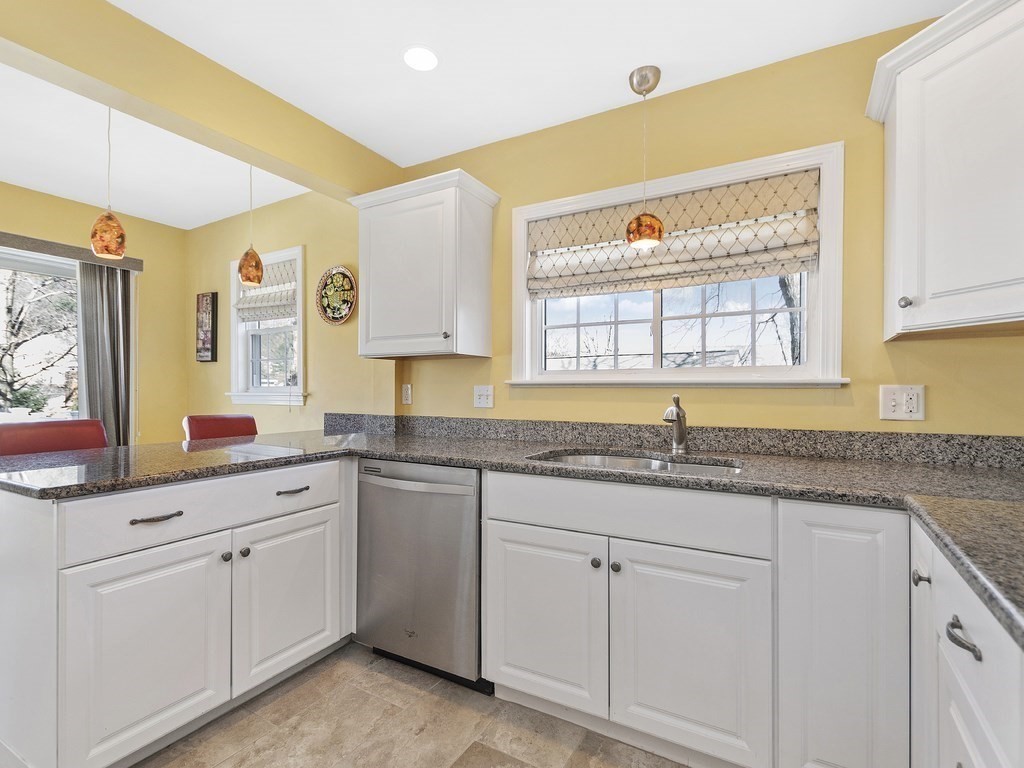 9 Hawthorne Road Waltham, MA 02451 - Photo 5 of 38 Gallery Image 5