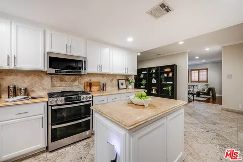 $949,000 | 10923 Landale Street, Unit 2, Toluca Lake, CA 91602