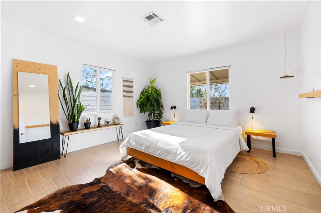 61879 Valley View Circle Joshua Tree, CA 92252 - Photo 4 of 63 a bedroom with a large bed and a potted plant